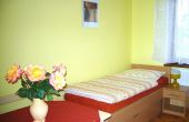 Žlutý apartmán - místnost s oddělenými postelemi